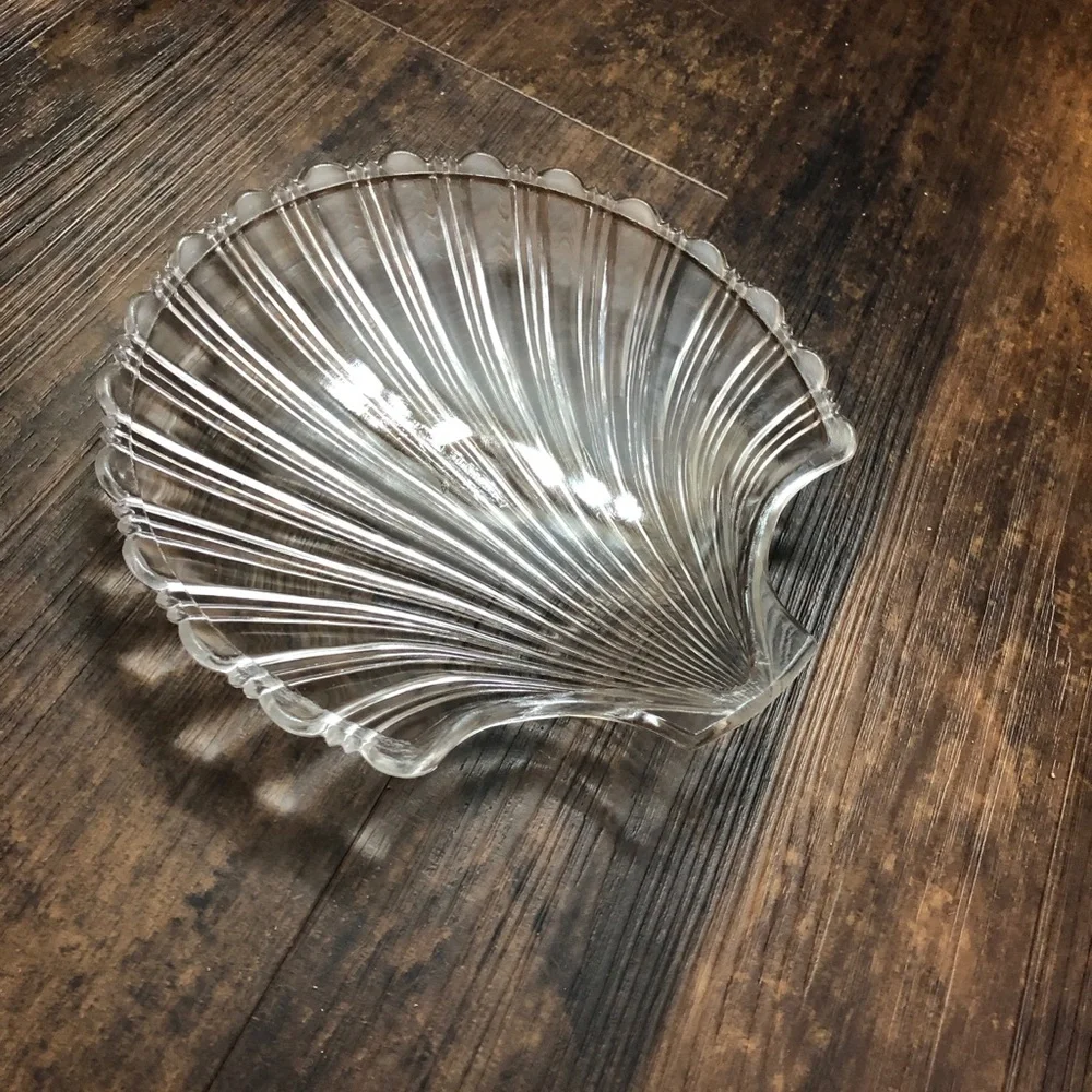 7" Vintage Glass Seashell Dish for serving, soap, trinkets - Picture 4 of 7
